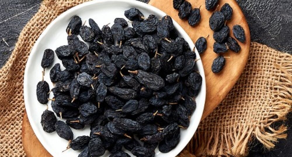 10 Research-Based Black Raisins Benefits For Skin, Hair & Health